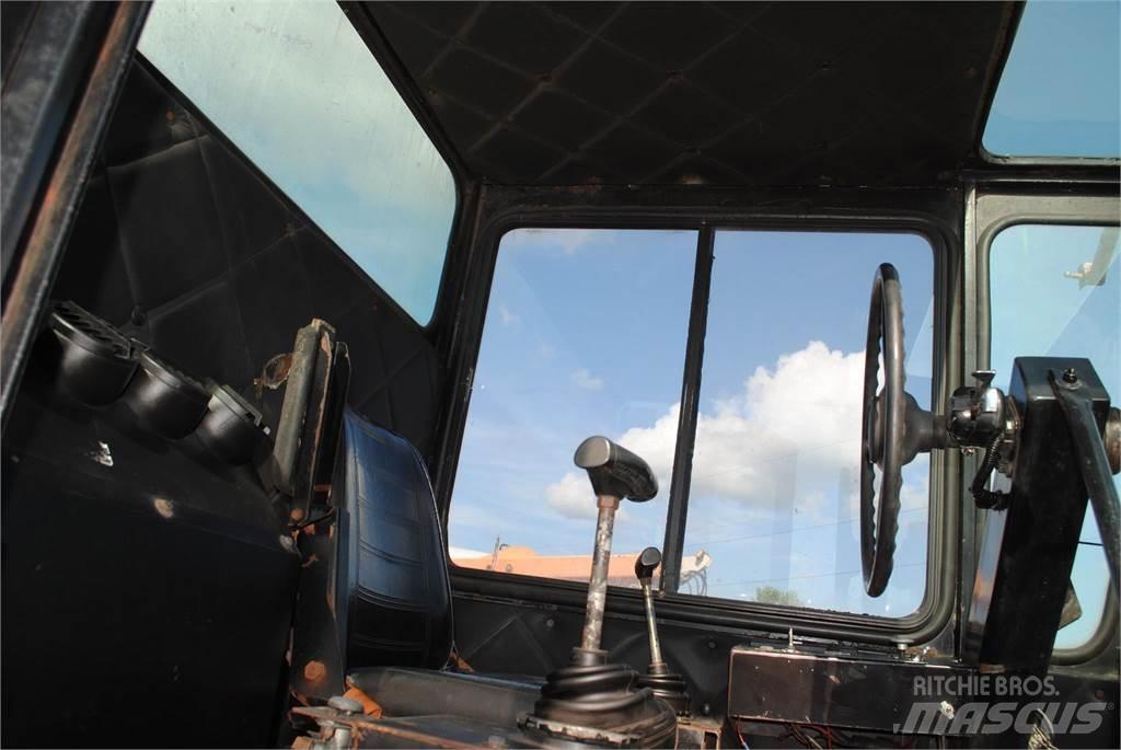 International 4700 Vlakke laadvloer met kraan