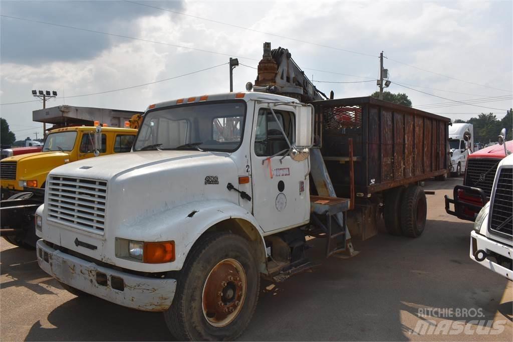 International 4900 Vlakke laadvloer met kraan