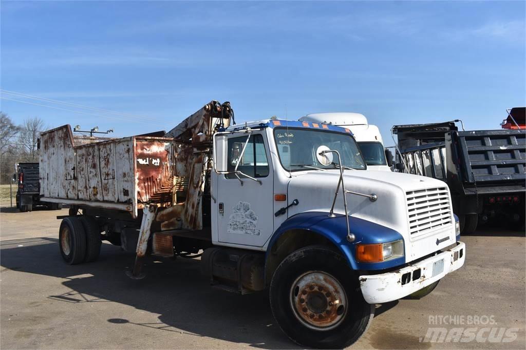 International 4900 Vlakke laadvloer met kraan