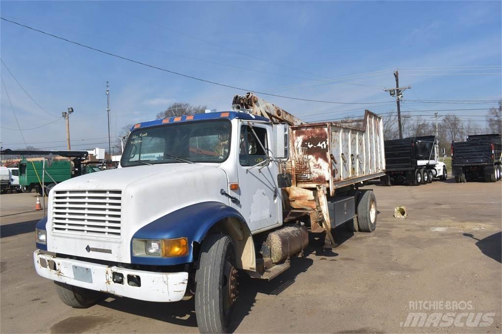 International 4900 Vlakke laadvloer met kraan