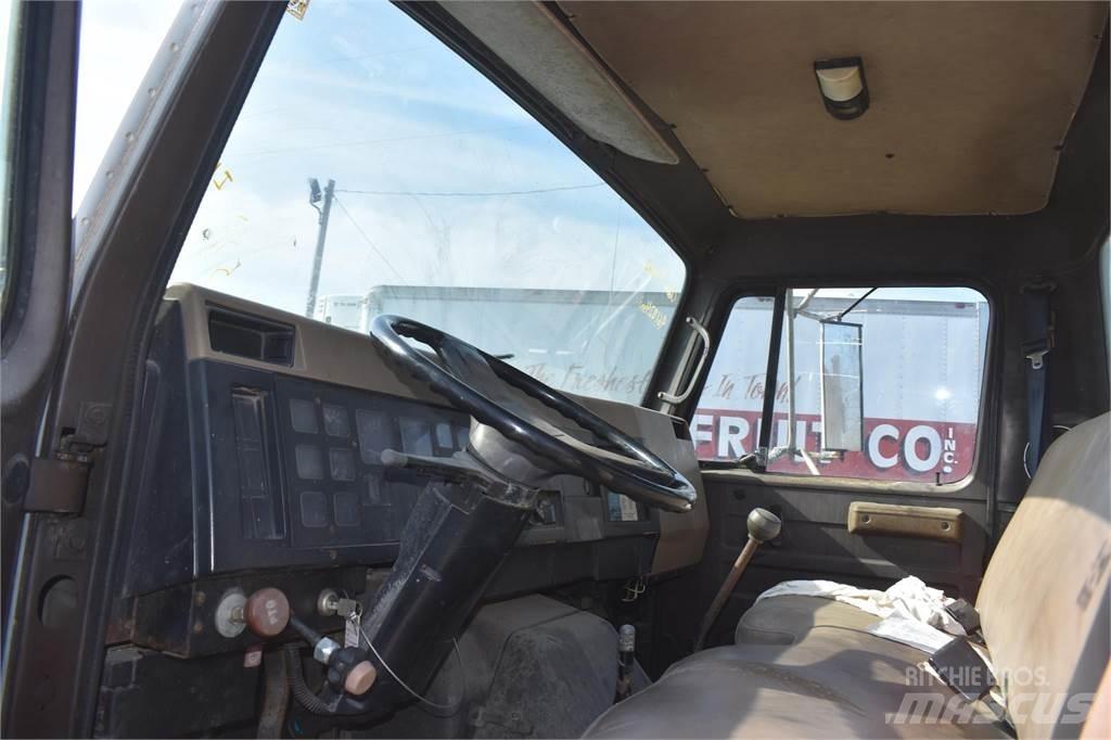 International 4900 Vlakke laadvloer met kraan