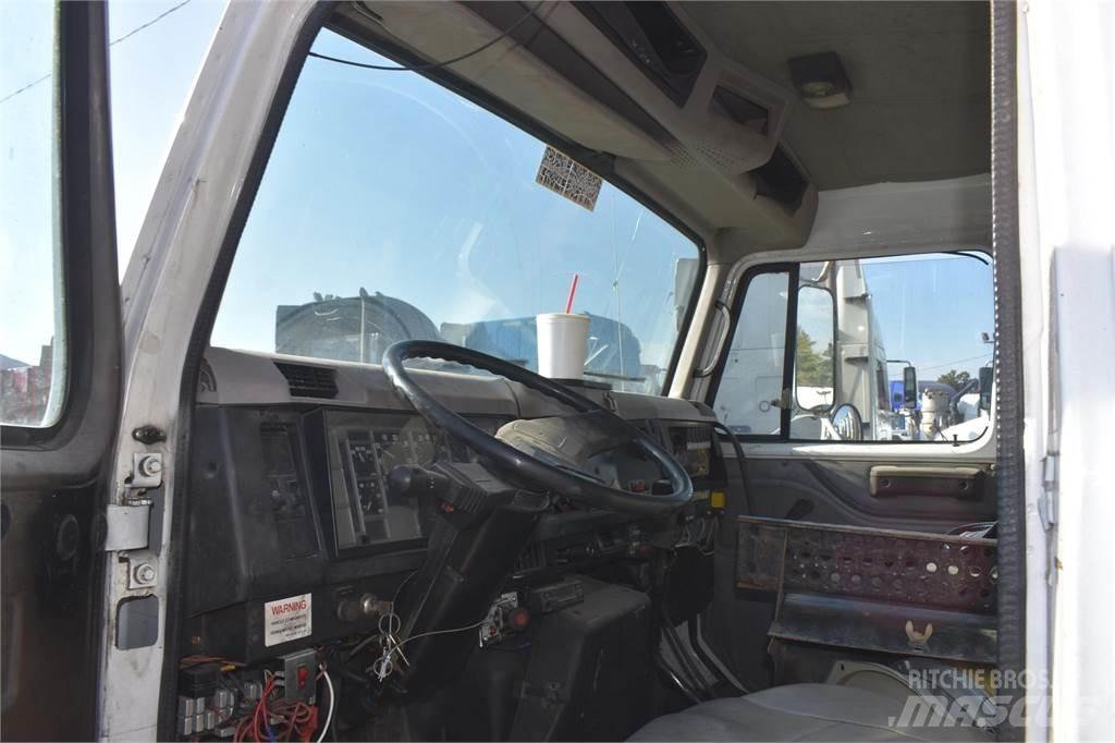 International 4900 Vlakke laadvloer met kraan