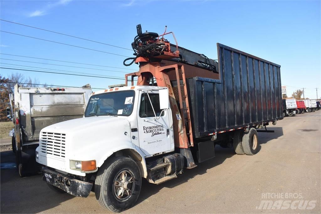 International 4900 Vlakke laadvloer met kraan