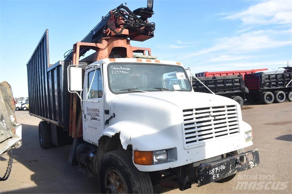 International 4900 Vlakke laadvloer met kraan