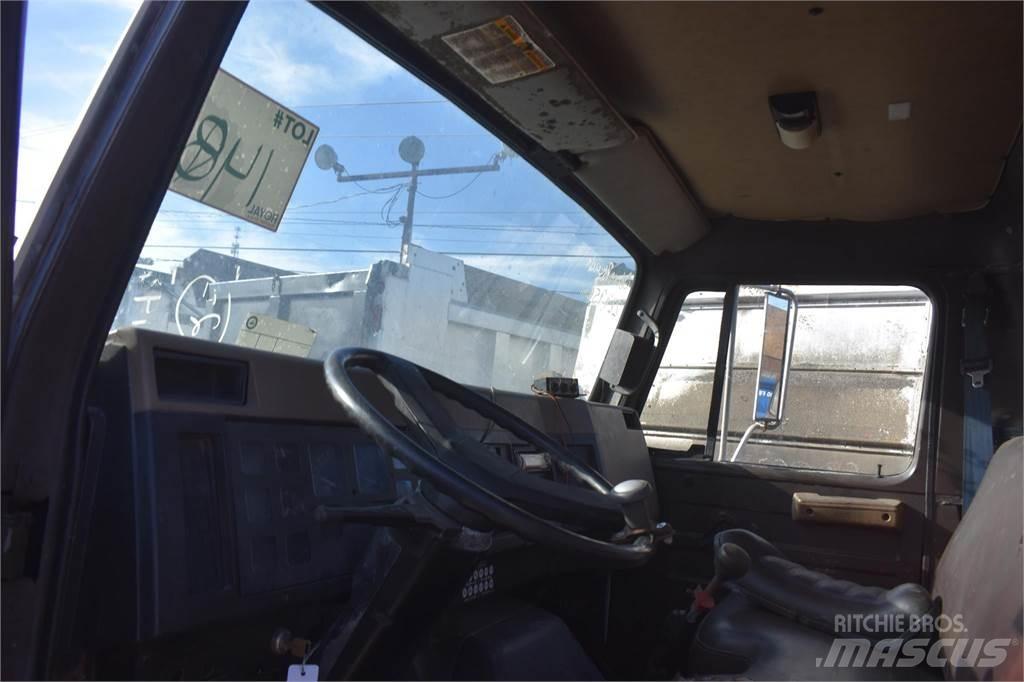 International 4900 Vlakke laadvloer met kraan