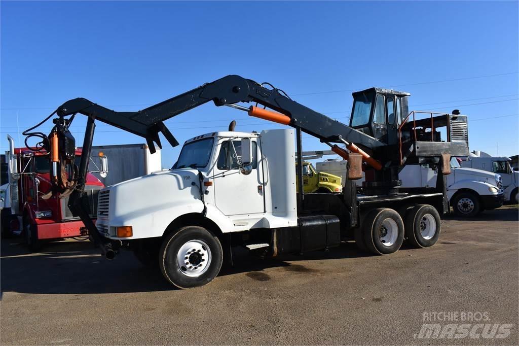 International 8200 Vlakke laadvloer met kraan