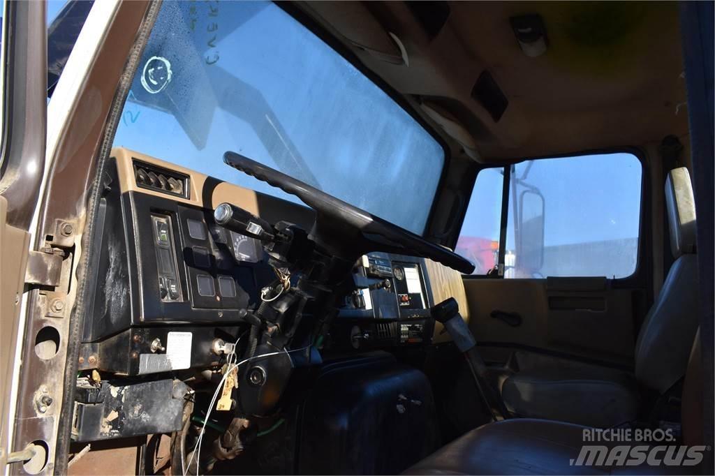 International 8200 Vlakke laadvloer met kraan