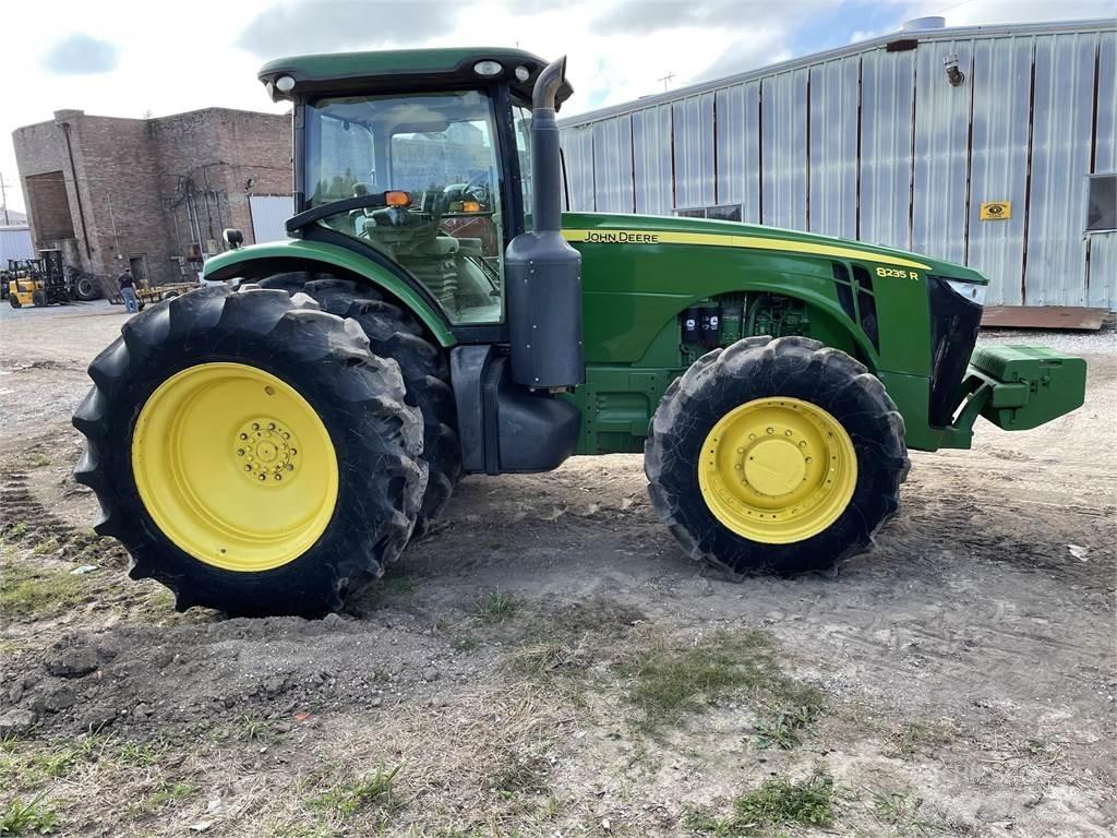 John Deere 8235R Tractoren