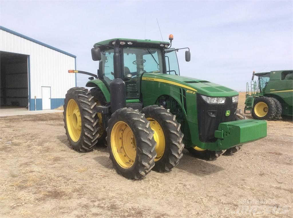 John Deere 8235R Tractoren