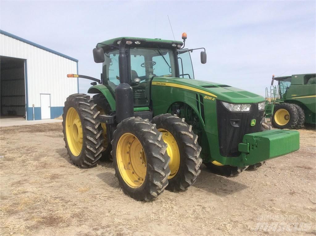 John Deere 8235R Tractoren