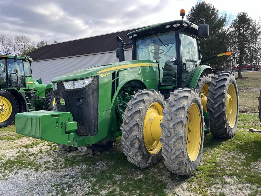 John Deere 8235R Tractoren
