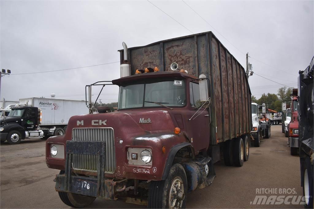 Mack DM685S Vlakke laadvloer met kraan