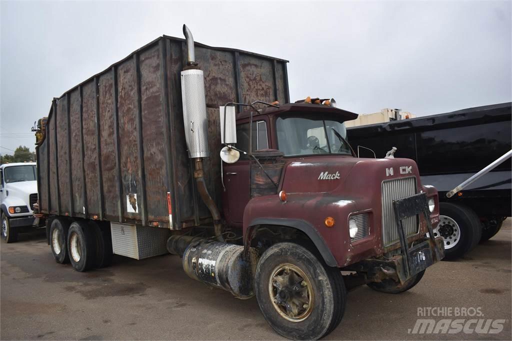 Mack DM685S Vlakke laadvloer met kraan