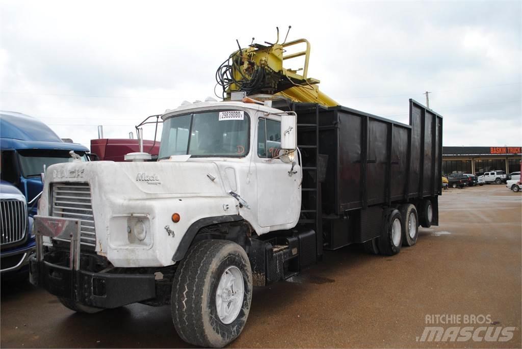 Mack DM690S Vlakke laadvloer met kraan