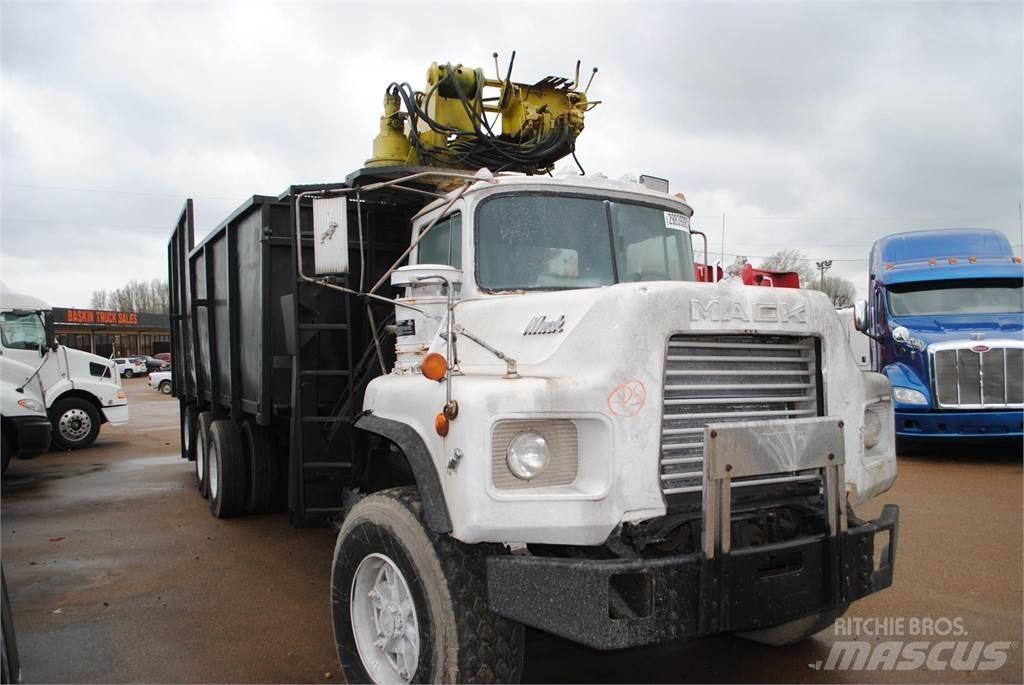 Mack DM690S Vlakke laadvloer met kraan