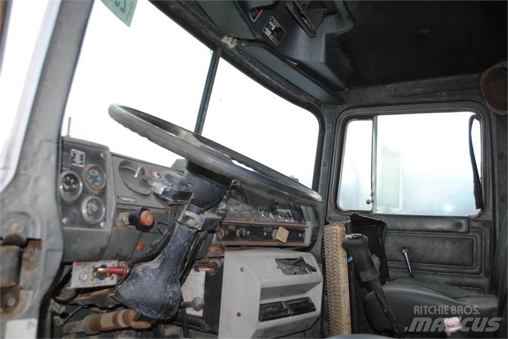Mack DM690S Vlakke laadvloer met kraan
