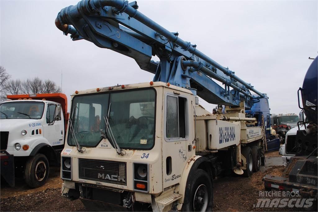 Mack MR686S Betonmixers en pompen