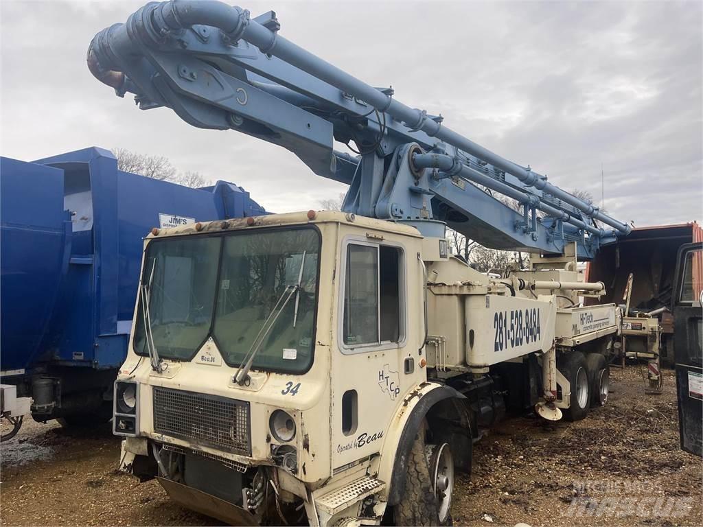 Mack MR686S Betonmixers en pompen