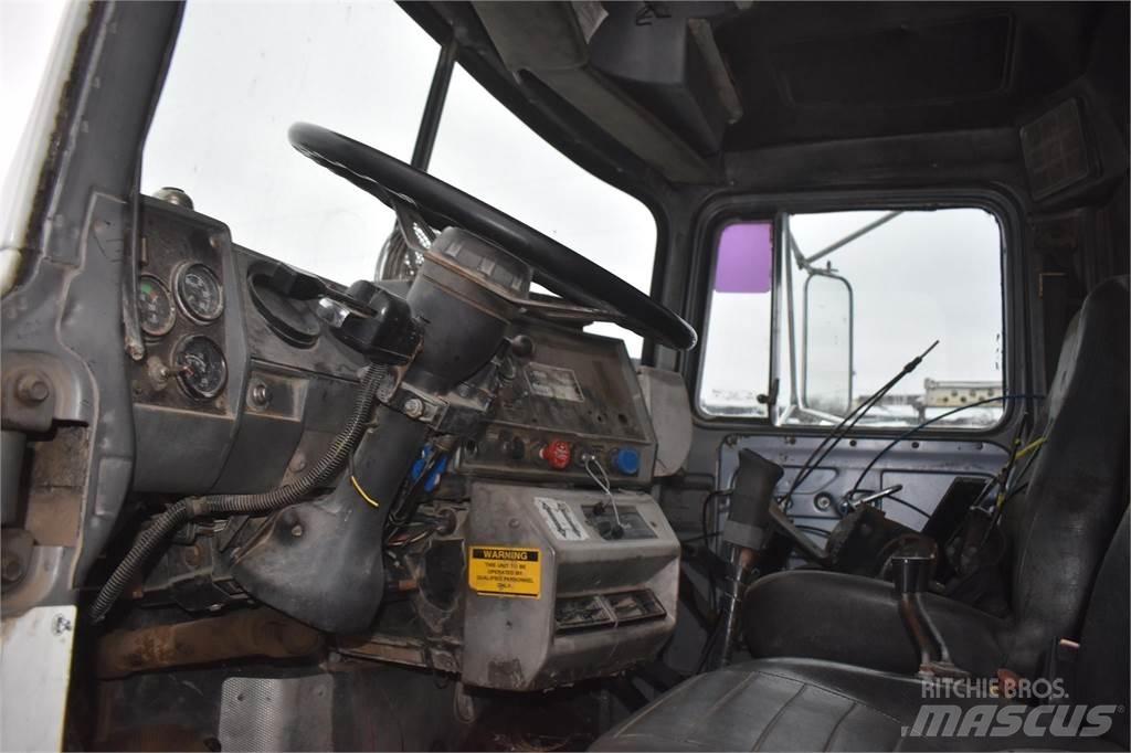 Mack RD688S Vlakke laadvloer met kraan