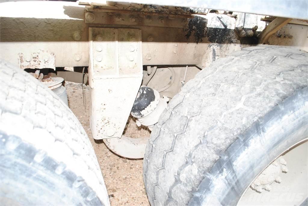 Oshkosh F2146 Betonmixers en pompen
