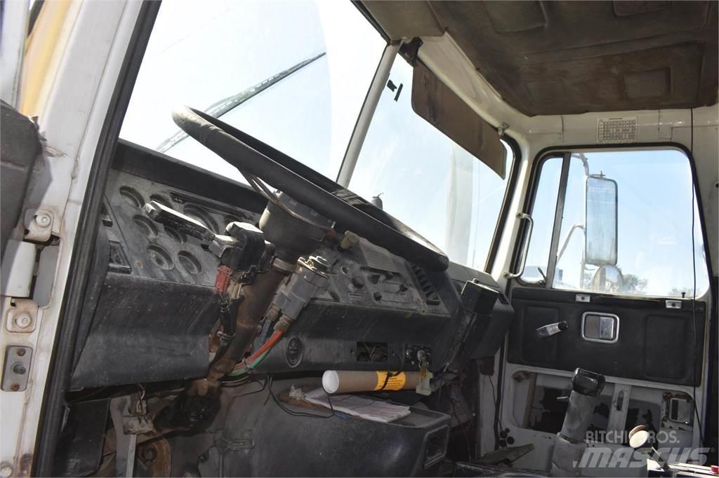 White/GMC WG42 Kipper