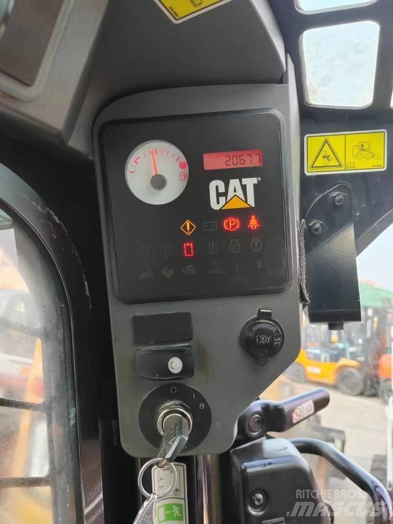 CAT 246 C Schrankladers