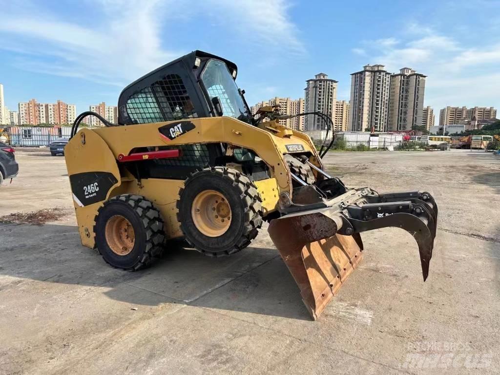 CAT 246 C Schrankladers