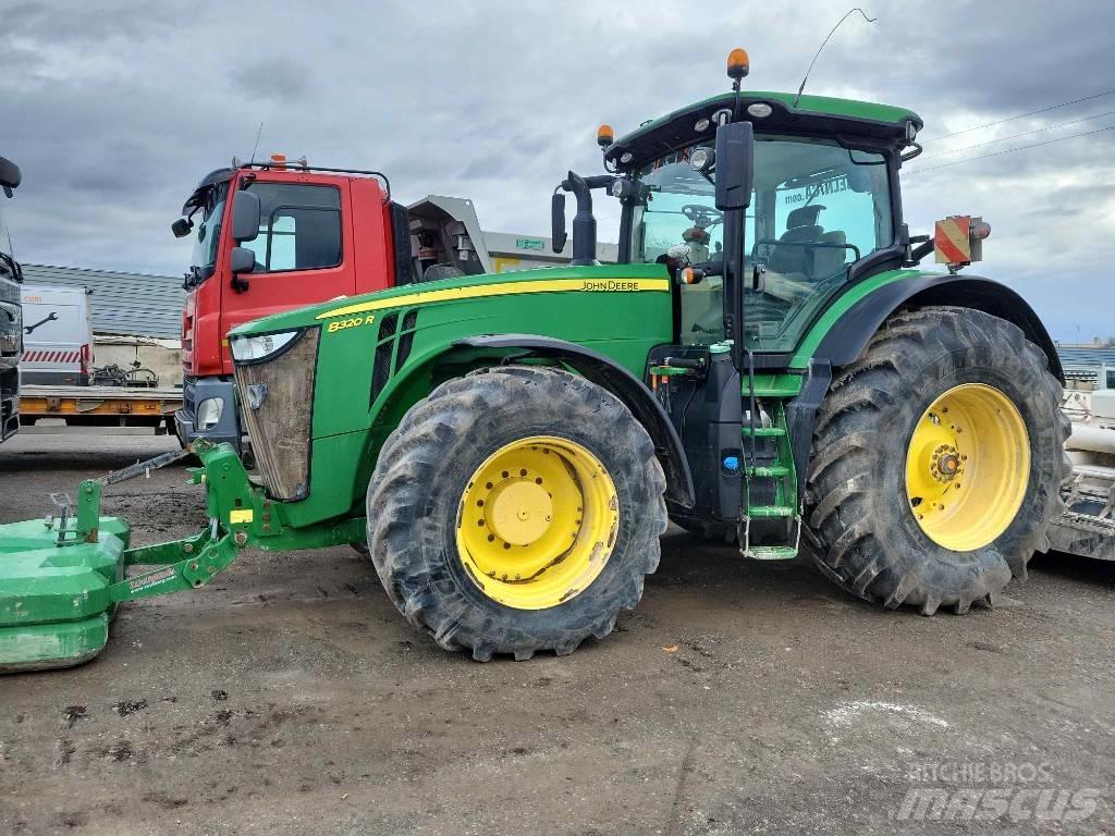John Deere 8320 R Tractoren