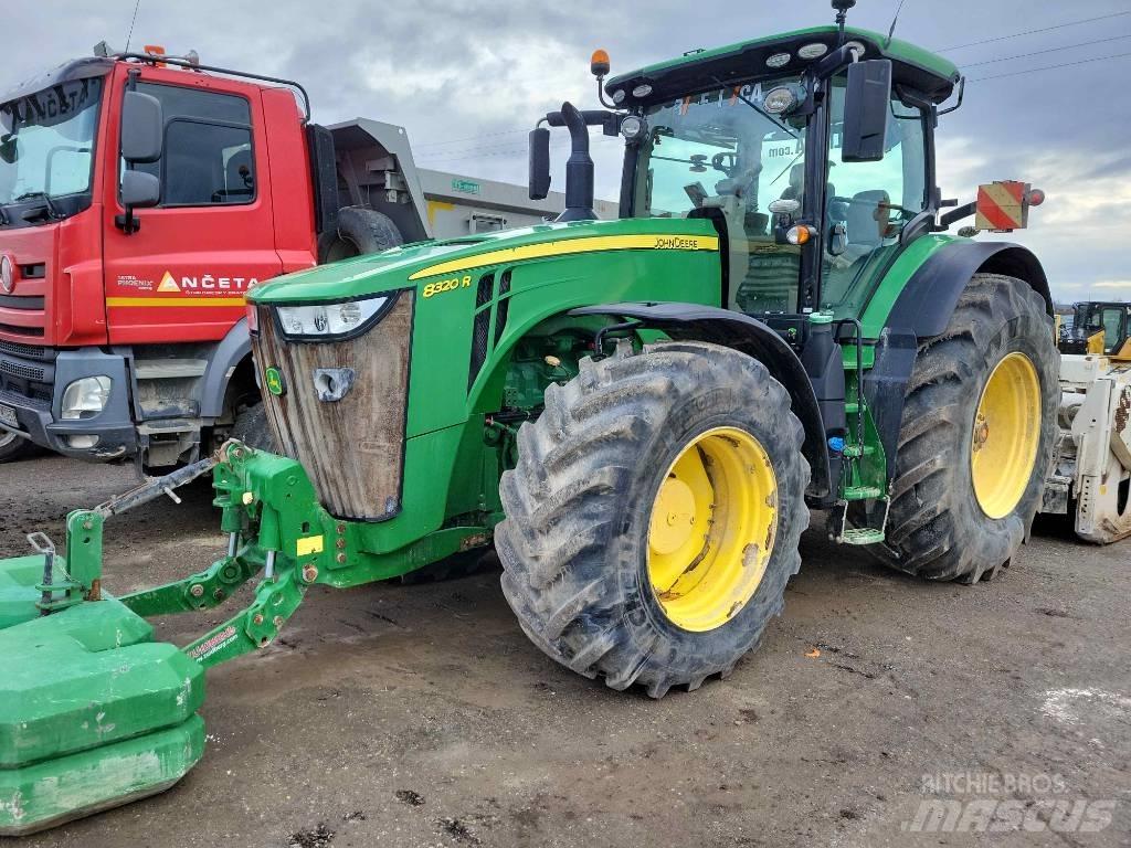 John Deere 8320 R Tractoren