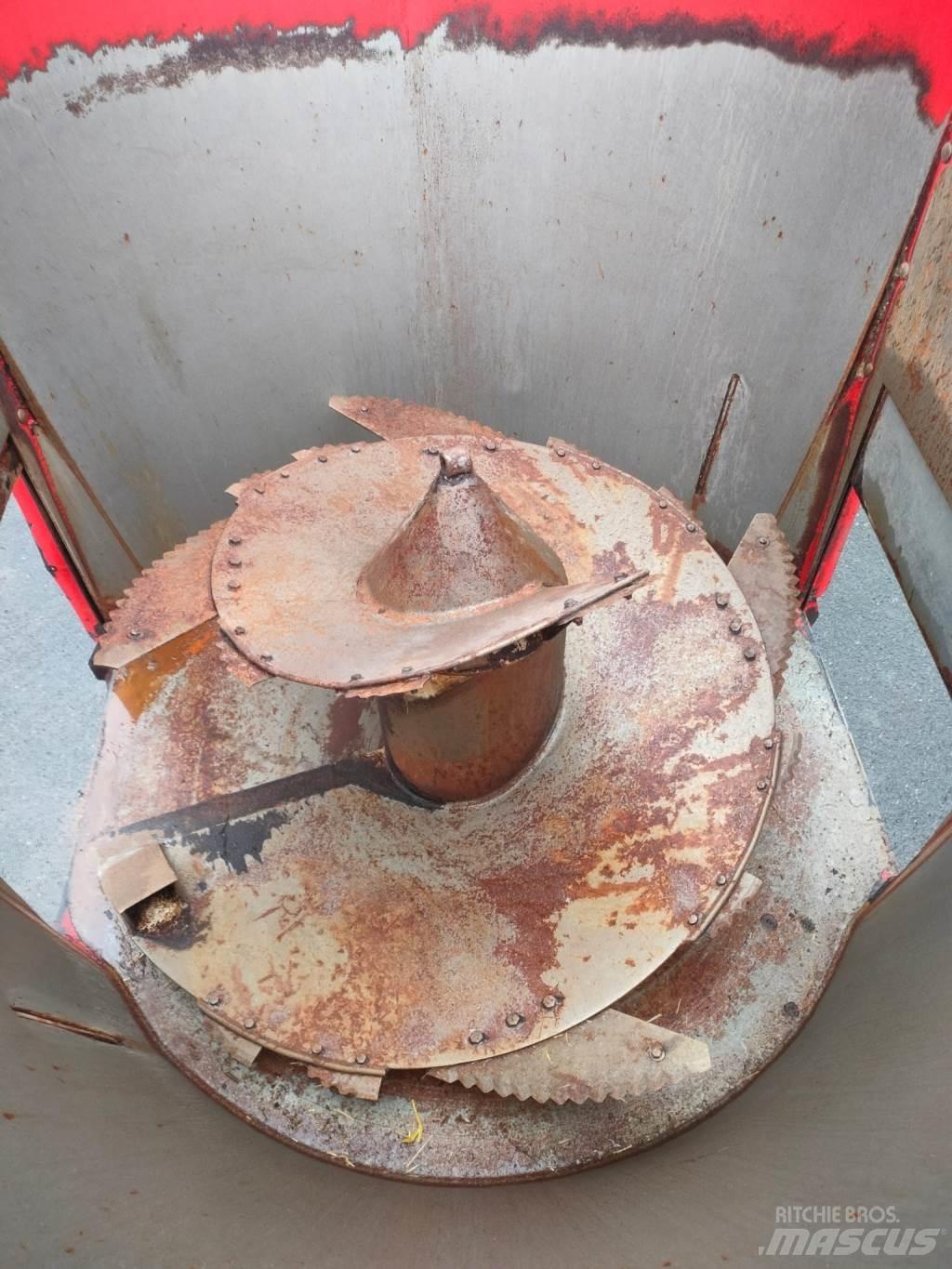 Peecon 8M³ Mengvoedermachines