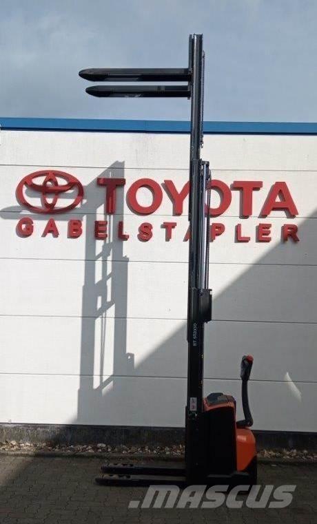 Toyota SWE120L Stapelaar meeloop