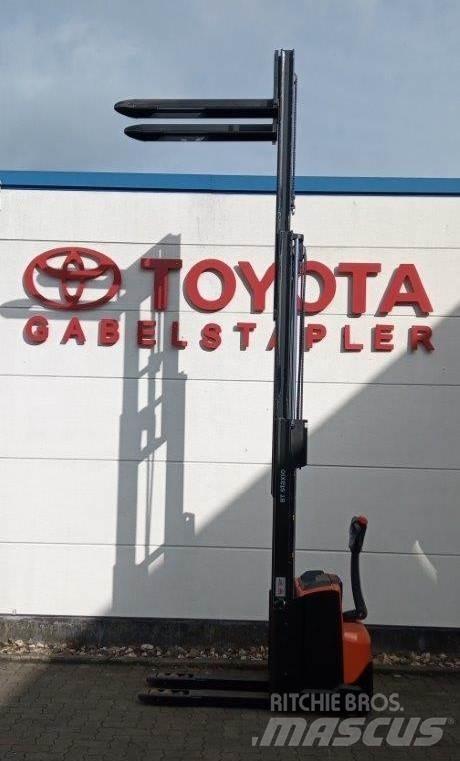 Toyota SWE120L Stapelaar meeloop