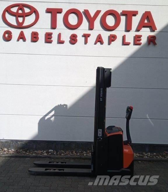 Toyota SWE120L Stapelaar meeloop