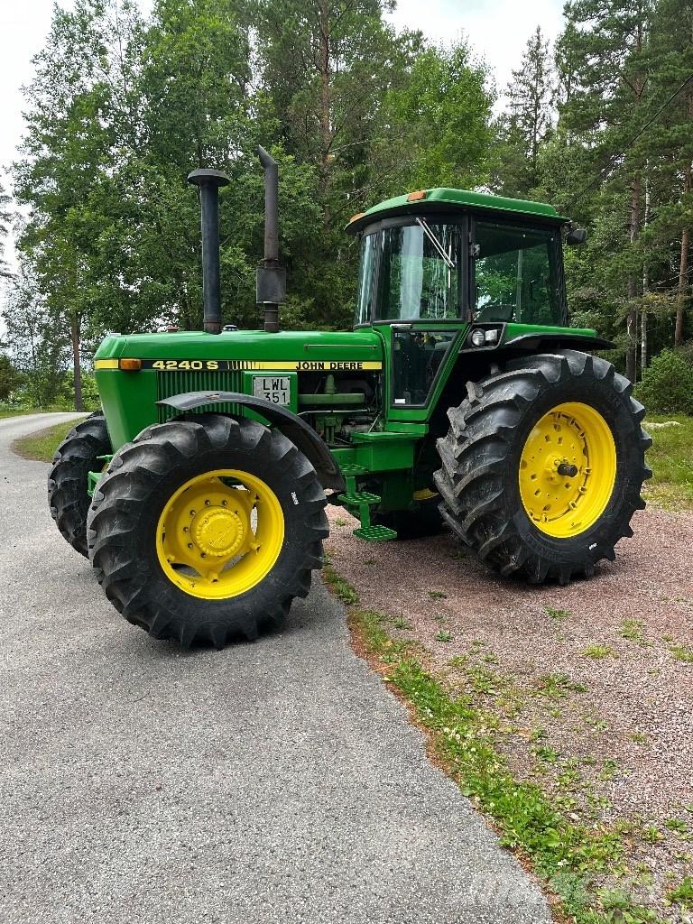John Deere 4240 S Tractoren