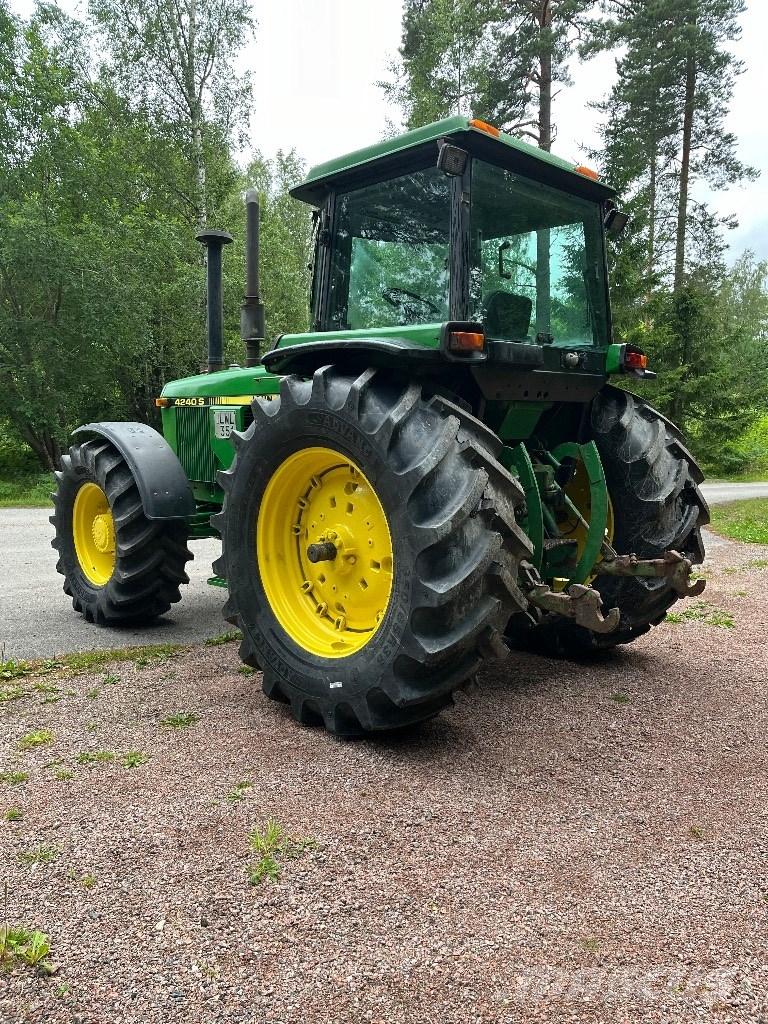John Deere 4240 S Tractoren