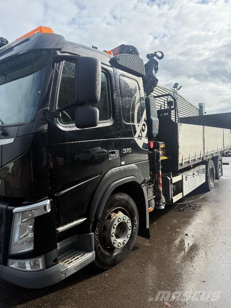 Volvo FM 370 Vlakke laadvloer met kraan