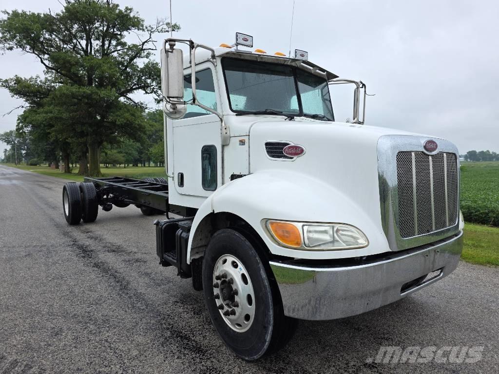 Peterbilt 335 Chassis met cabine