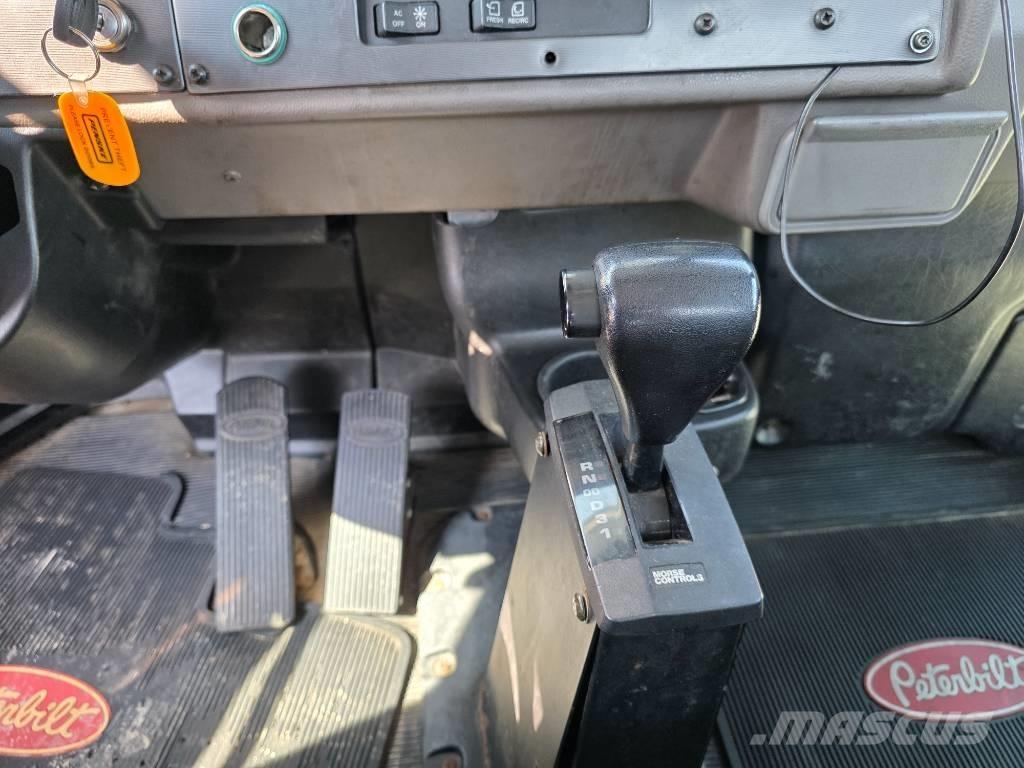 Peterbilt 335 Chassis met cabine