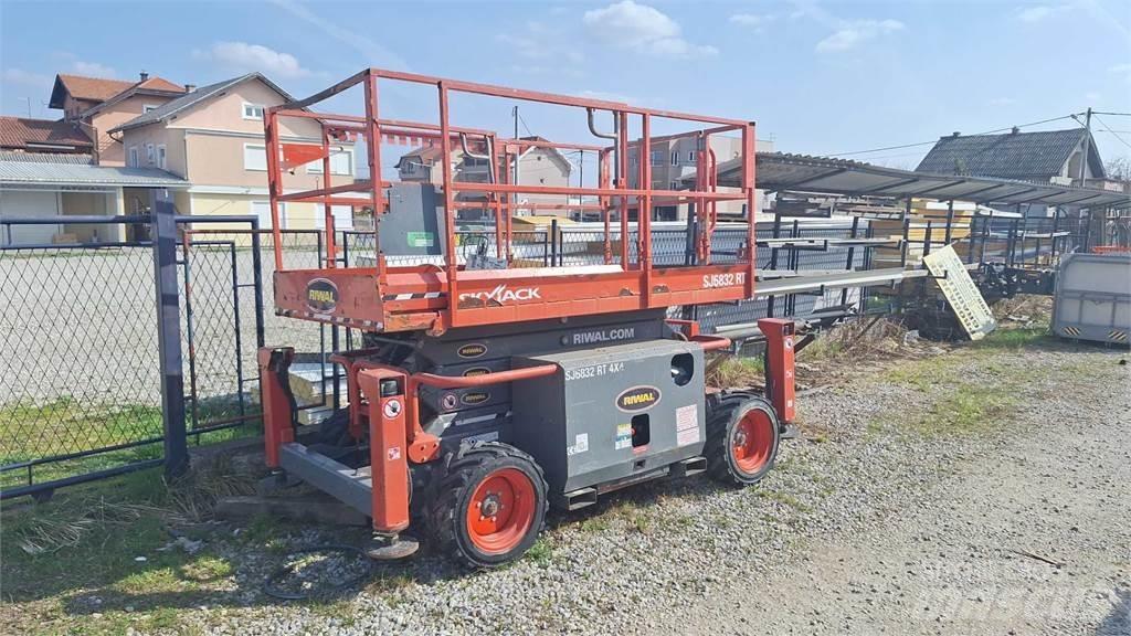 SkyJack SJ6832RTE Schaarhoogwerkers
