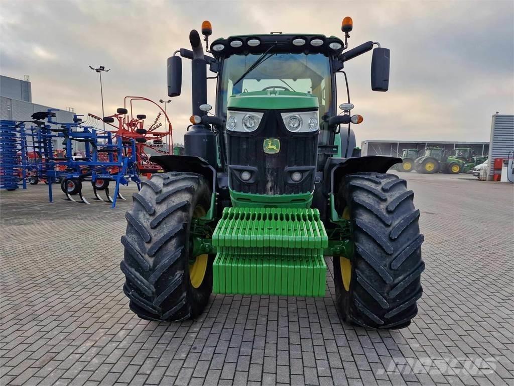 John Deere 6215R Tractoren