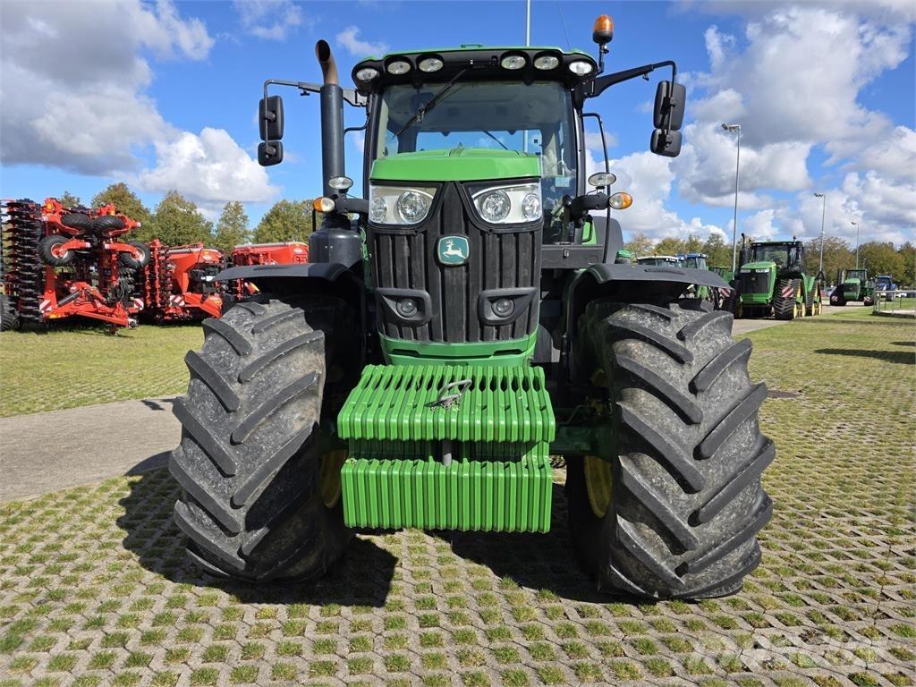 John Deere 6215R Tractoren