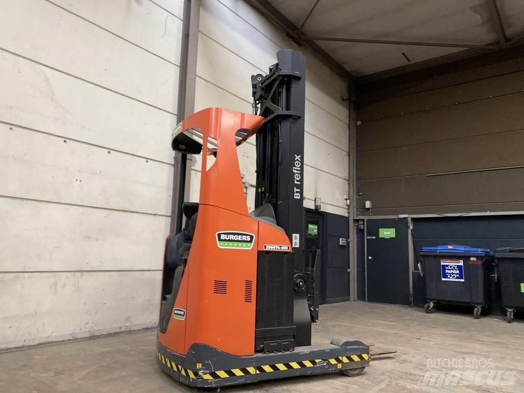 BT RRE140 Reachtruck voor hoog niveau