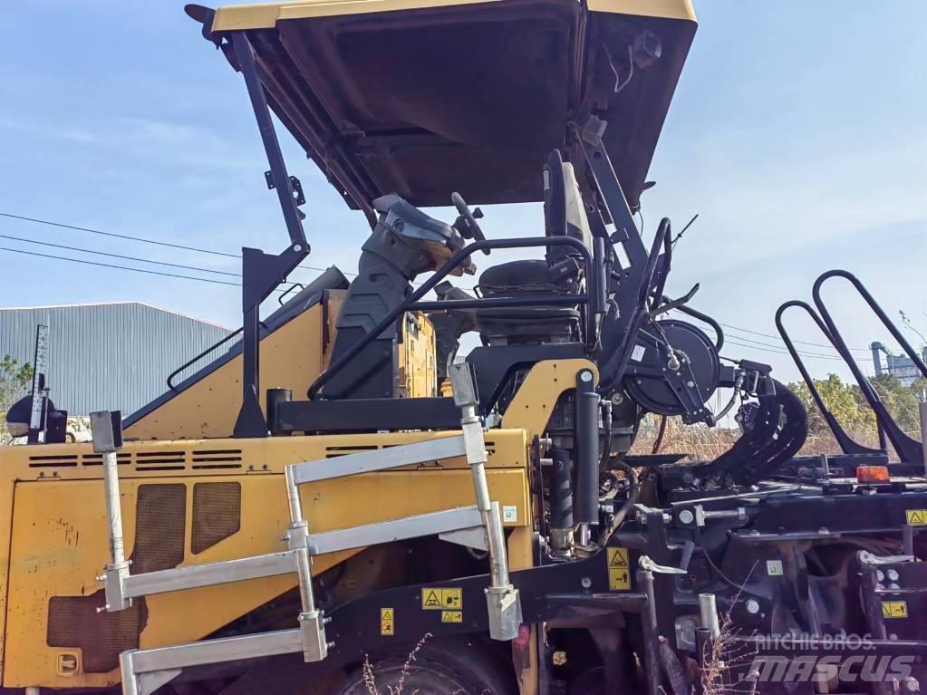 CAT AP655F Asfaltafwerkmachines