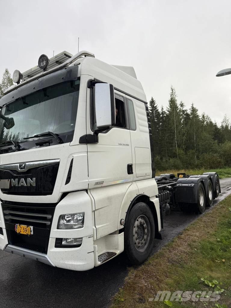 MAN TGX 32.580 Vrachtwagen met vlakke laadvloer en lier