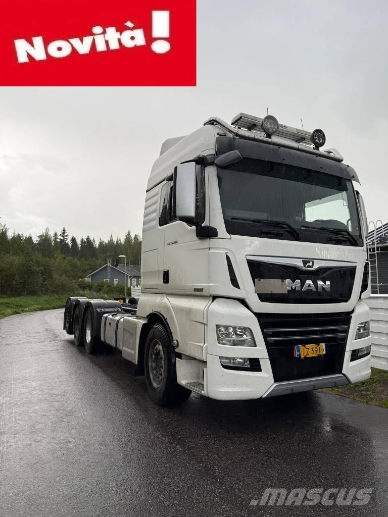 MAN TGX 32.580 Vrachtwagen met vlakke laadvloer en lier