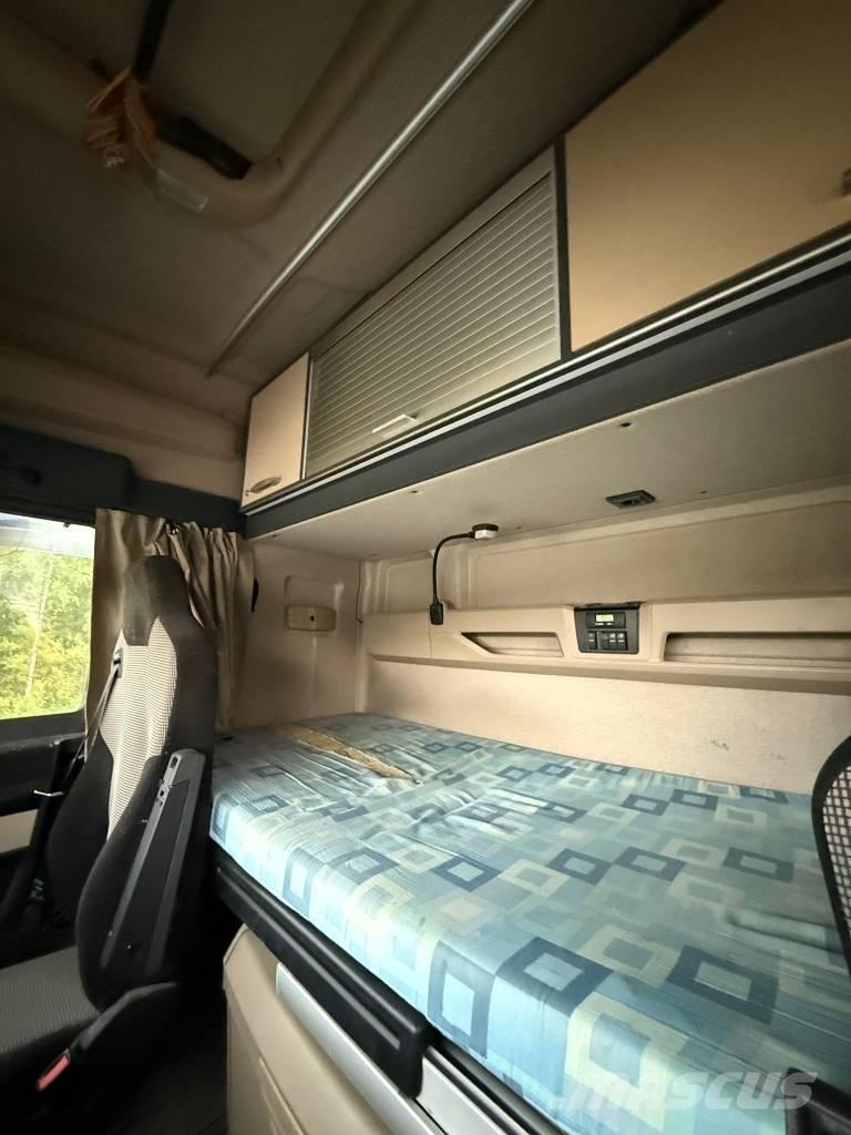 MAN TGX 32.580 Vrachtwagen met vlakke laadvloer en lier