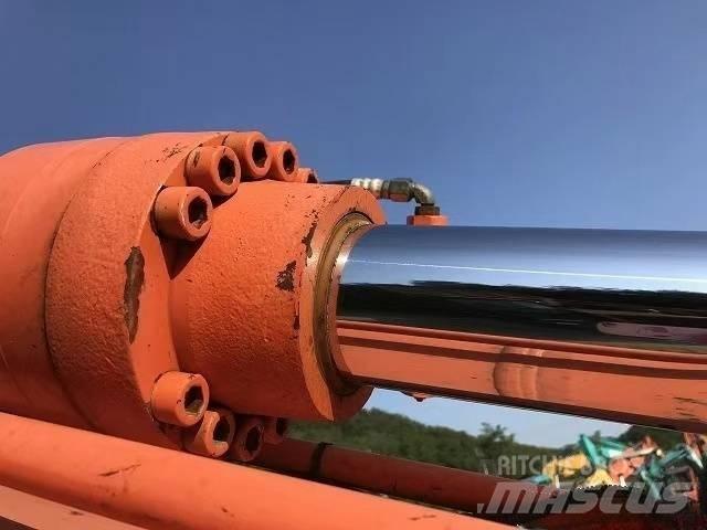 Hitachi ZX 200 Rupsgraafmachines