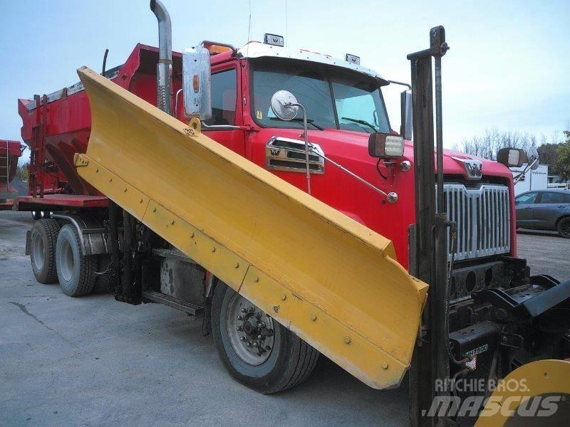 Western Star 4700 SB Sneeuwschuivers en -ploegen