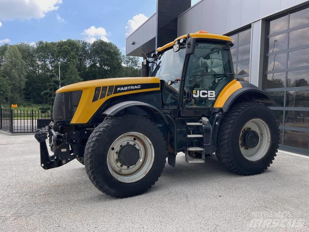 JCB Fastrac 8250 Tractoren