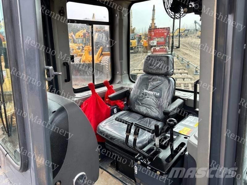 Shantui SD 16 Rupsdozers